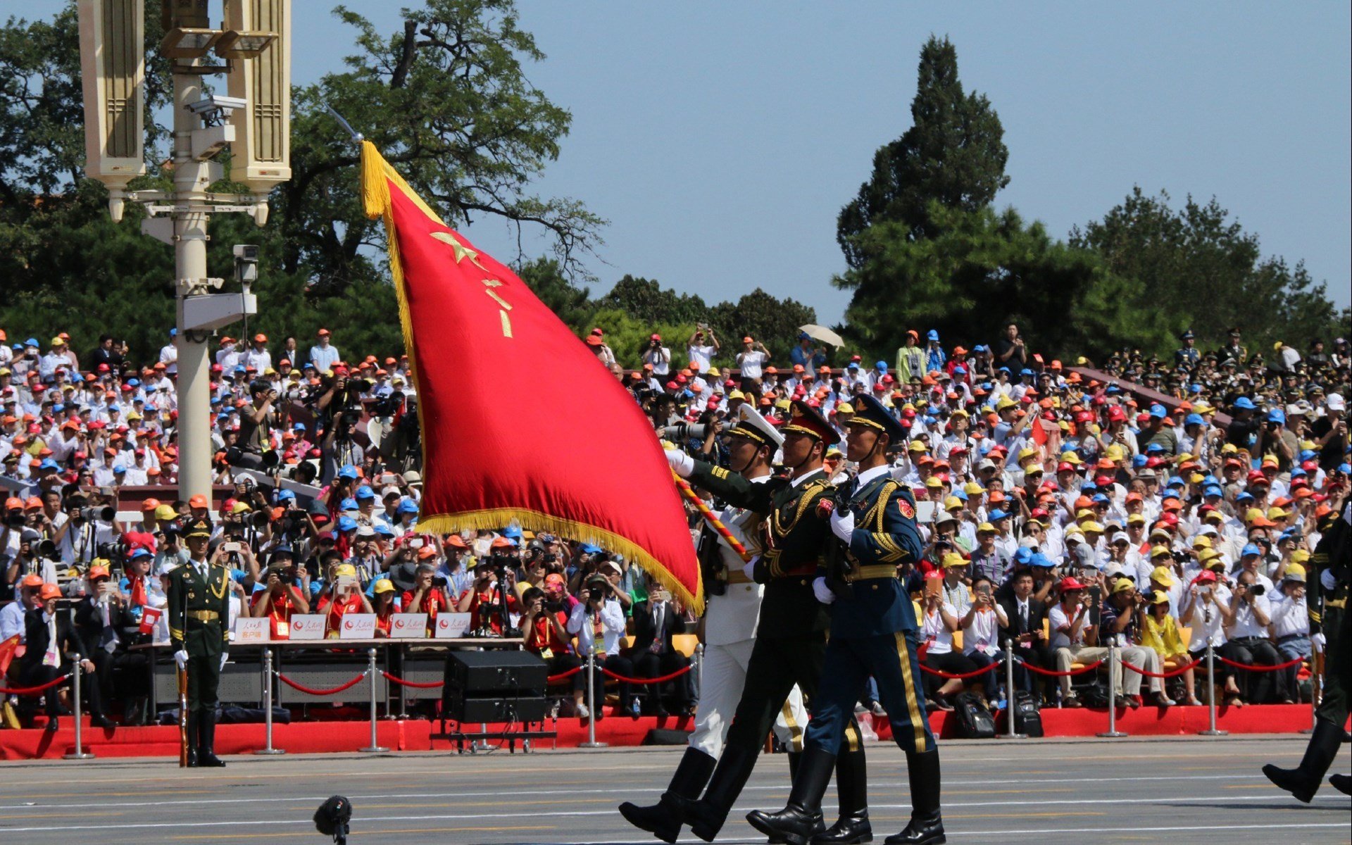 当鹈鹕啄开篮球世界的门，勒布朗正在改写另一座球场的定义