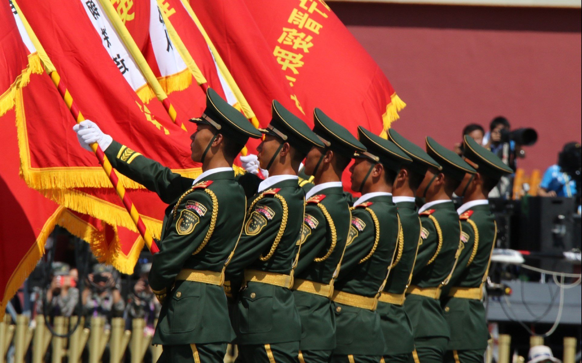 黑夜是他的棋盘,佩德里如何在F1街道赛之夜一手掌控比赛走势